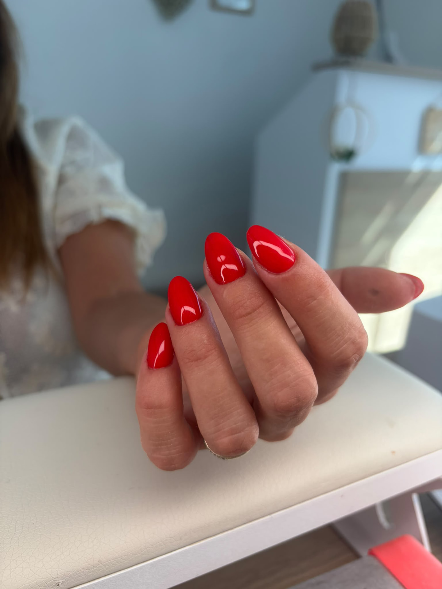 Manucure ongles amande, laque rouge vif