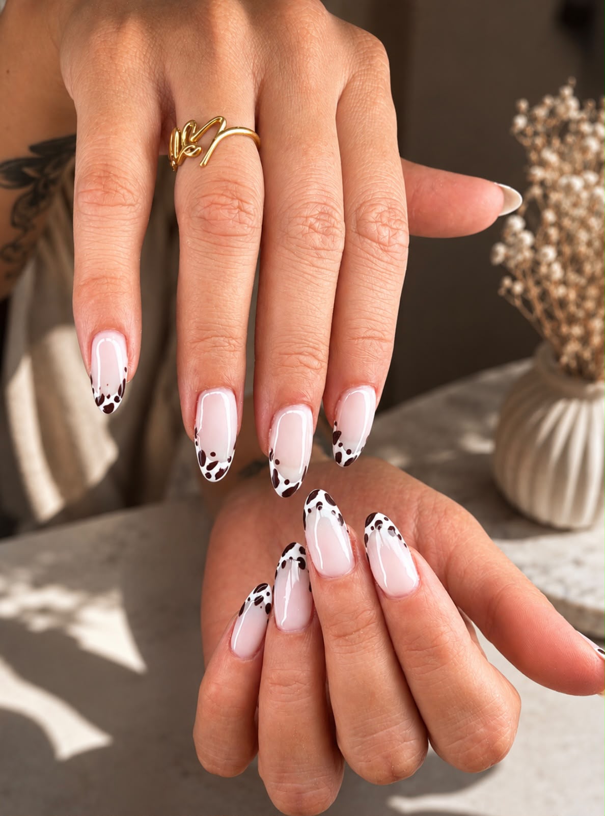 Manucure ongles carrés, base rose translucide, French blanche et paillettes champagne