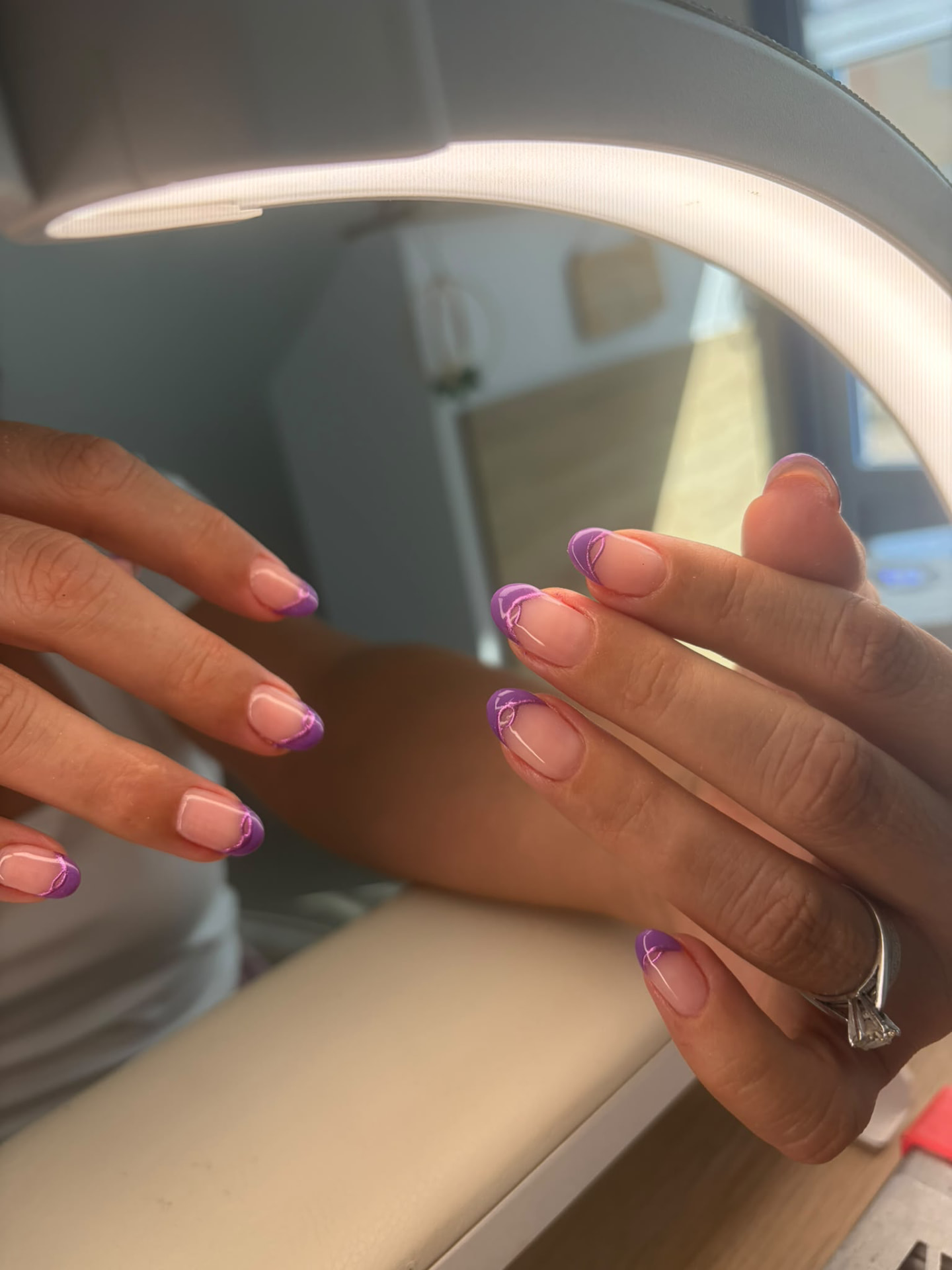 Manucure ongles ronds, French violette et fins liserés chrome rose-violet