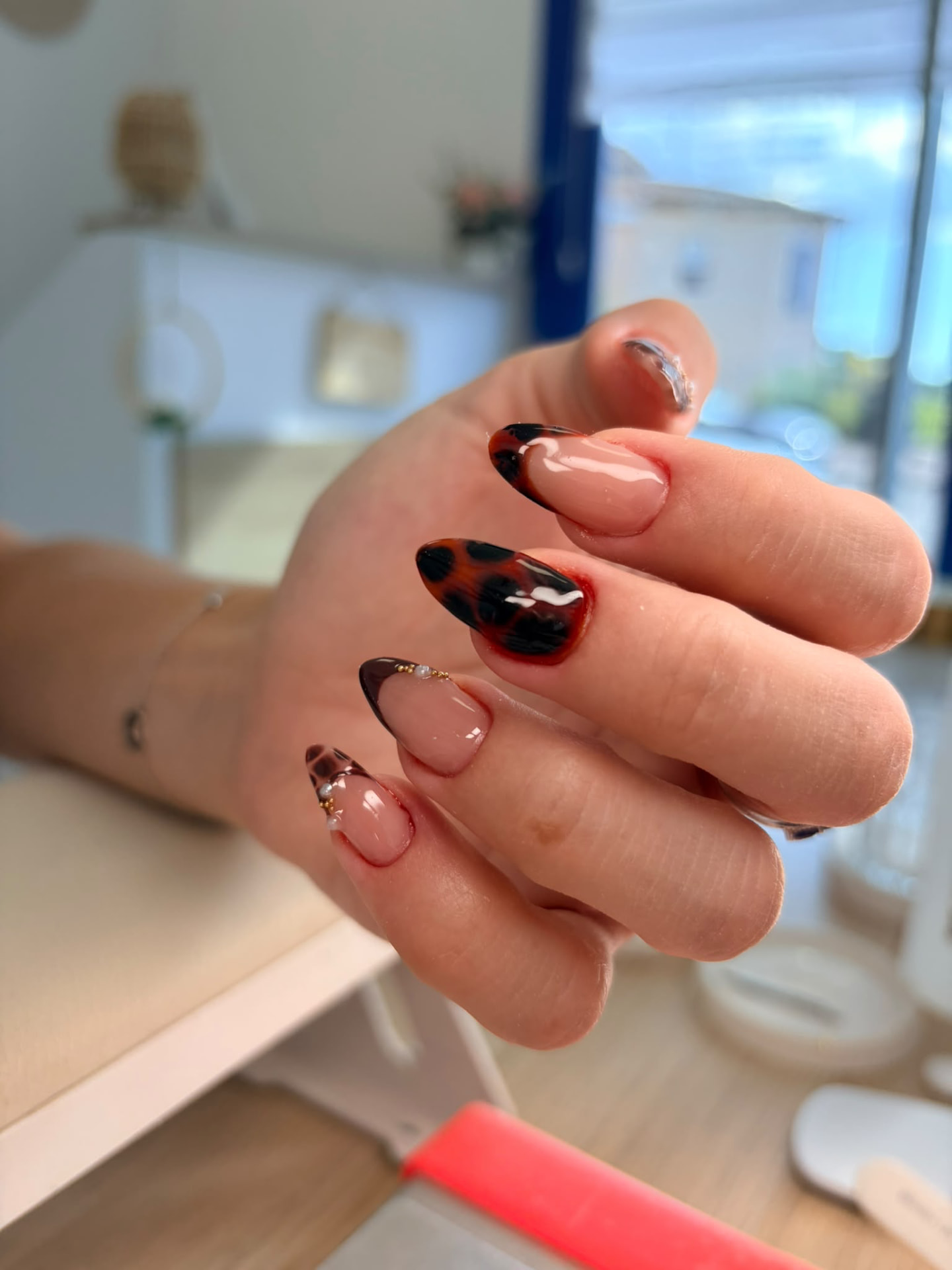 Nail art écaille de tortue ambre et caramel, pointes soulignées de micro-billes dorées
